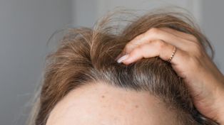 Kosmetyki trychologiczne w praktyce. Pielęgnacja włosów zaczyna się od skóry głowy