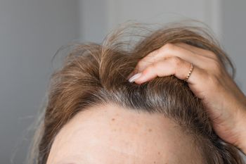 Kosmetyki trychologiczne w praktyce. Pielęgnacja włosów zaczyna się od skóry głowy