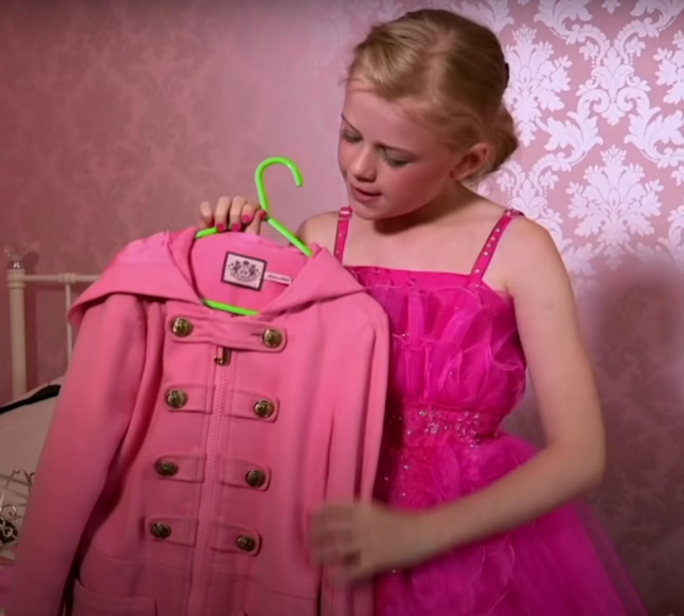 Dziewczynka jest uzależniona od zakupów