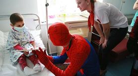 Superbohaterowie odwiedzają chore dzieci w szpitalu