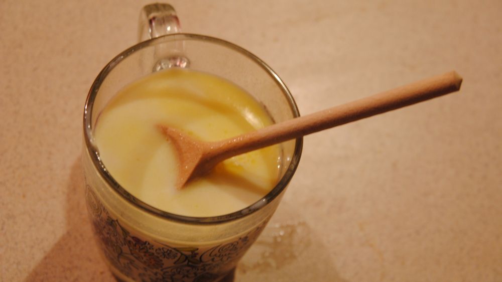 Mleko z miodem i masłem działa łągodząco