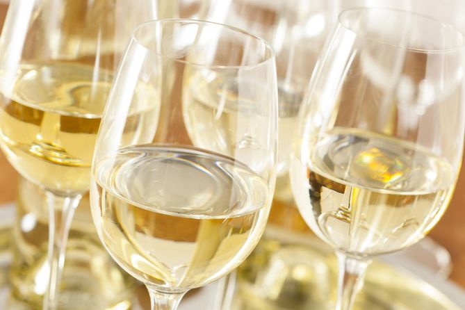 Alkohole niskoprocentowe lub rozcieńczone wodą czy lodem wchłaniają się wolniej