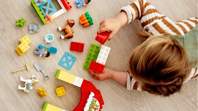 Rozwój podstawowych umiejętności u dzieci w wieku 1–3 lata – na co zwrócić uwagę i jak wspierać swojego malucha?