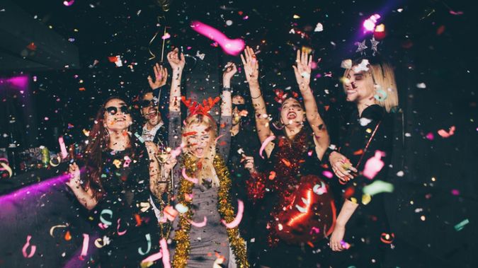 Stylizacje na andrzejkową imprezę mogą być zarówno wygodne, jak i pełne błyszczących detali