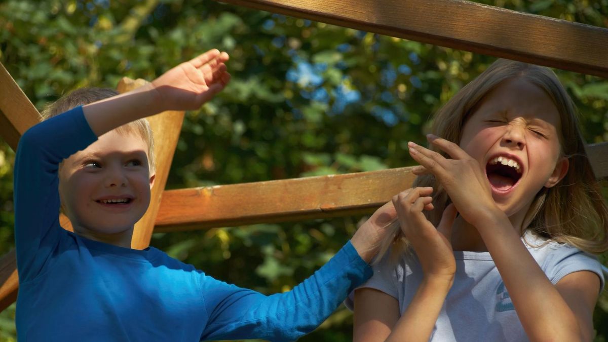 Dziecko bije inne dzieci