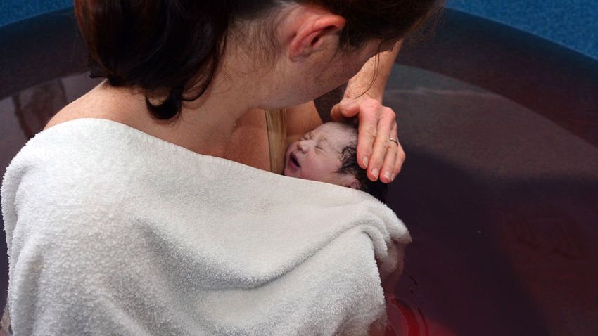 Jak wyglada poród w wodzie?