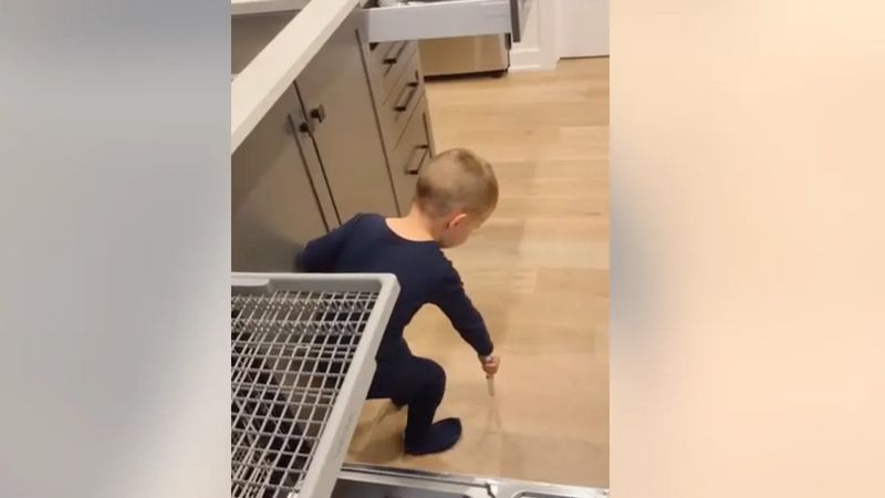 3-latek pomagał mamie rozładować zmywarkę. Nagranie stało się hitem