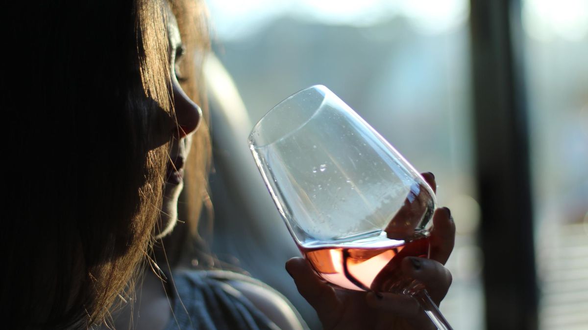 Mit czerwonego wina obalony. Kardiolodzy ostrzegają: alkohol szkodzi sercu