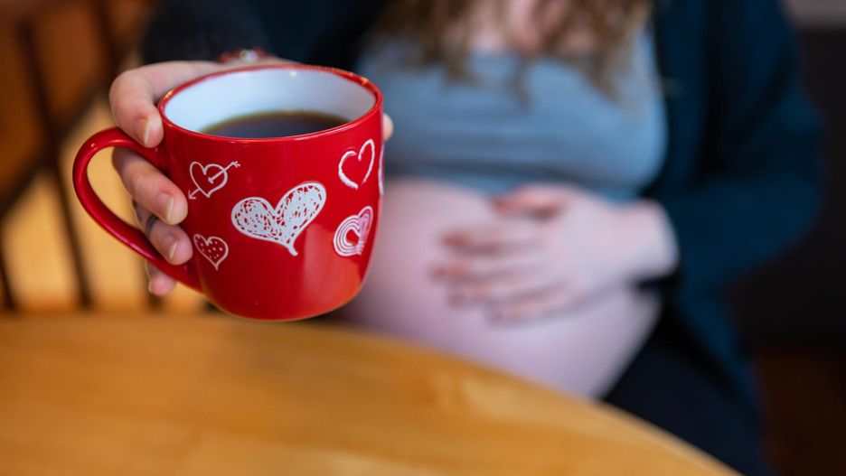 Czy warto pić kawę w ciąży? Naukowcy podają jeden kluczowy argument