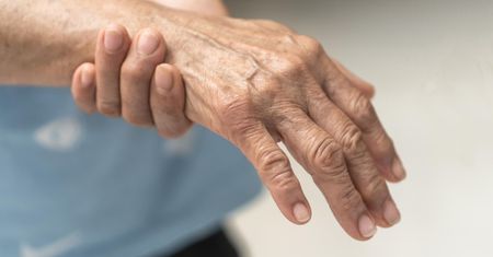 Najbardziej charakterystyczny objaw parkinsona. Nagranie rąk dokładne go pokazuje