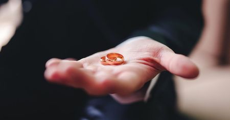 Czy złoto brudzi skórę, gdy organizm jest chory?
