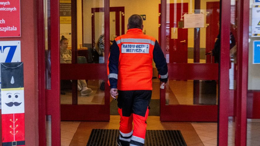 Ile czasu ma ratownik na przekazanie pacjenta na SOR? Spór w Sejmie
