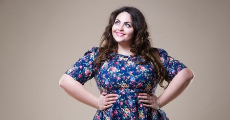 Spódnica dla kobiet plus size - jakie fasony wybierać?