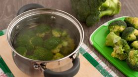Dlaczego lepiej nie wylewać wody po gotowaniu brokułów? Duże zaskoczenie (WIDEO)