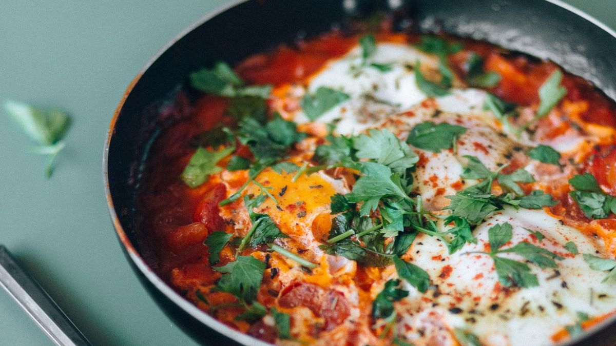 Szakszuka z pomidorami to doskonała propozycja na śniadanie.