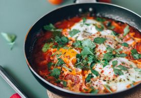 Szakszuka z pomidorami – przepis, kalorie i wartości odżywcze