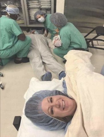 Mężczyzna zemdlał podczas porodu. Zdjęcie hitem w sieci
