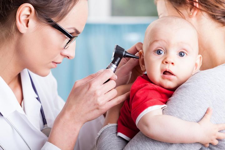 Badanie otoskopowe przeprowadza pediatra lub laryngolog. 
