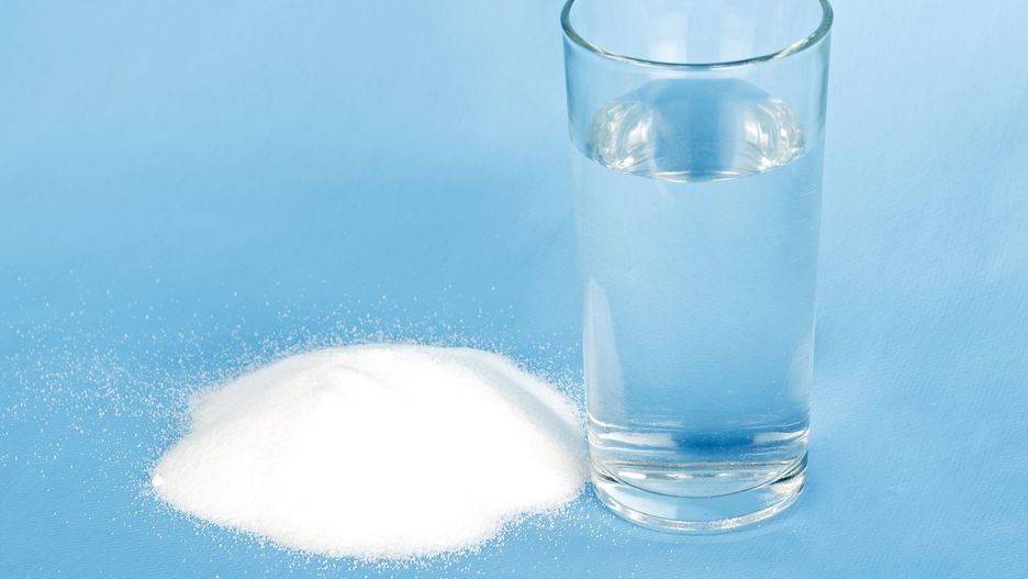 Szklanka wody z solą