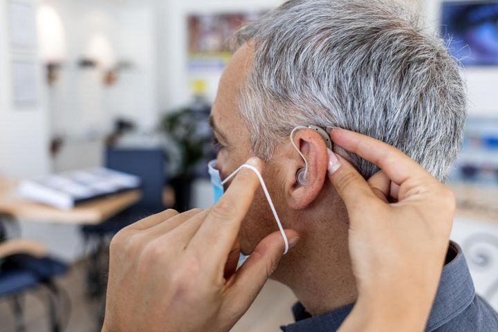 SARS-CoV-2 atakuje ucho wewnętrzne osób chorych na COVID. "Wcześniej w pełni życia, aktywne zawodowo, i nagle po jednej stronie całkowita głuchota"