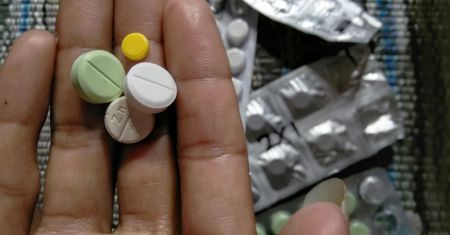 Popijasz tym leki? 6 napojów, których nie wolno łączyć z lekami