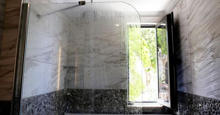 Nie otwieraj okien po prysznicu. To bardziej szkodliwe, niż się wydaje
