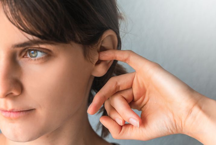 Azimycin może być stosowany u pacjentów z zapaleniem ucha środkowego.