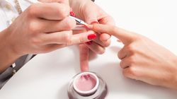 Paznokcie żelowe - przeciwwskazania, wpływ na kondycję paznokci, bezpieczeństwo, zielona bakteria