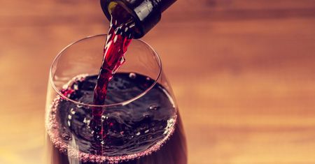Czy czerwone wino jest dobre na zęby? Wyjaśniamy (WIDEO)