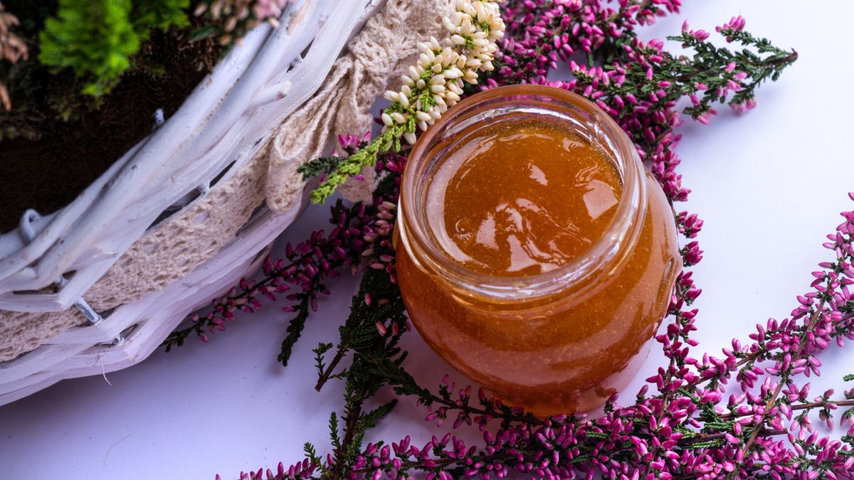 Miód wrzosowy to jeden z najdroższych polskich miodów.