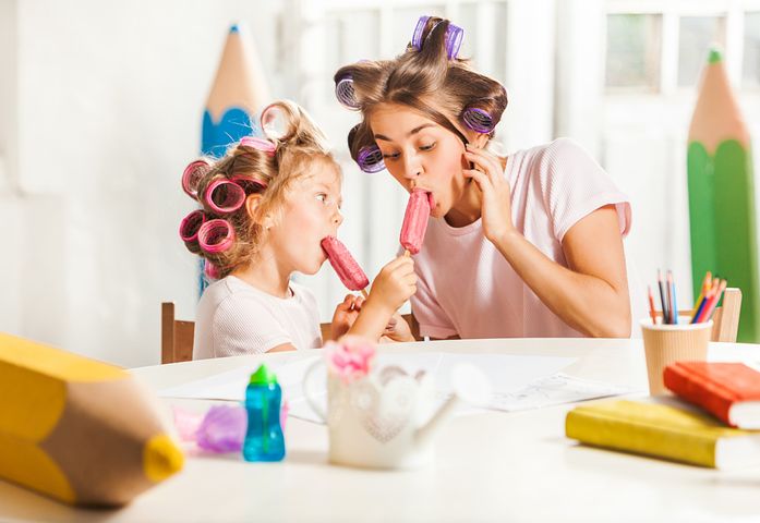 Lody w roli inspiracji do rodzinnych aktywności? Tak! Wspólne tworzenie lodowych deserów i kreatywne prace plastyczne z pudełek i patyczków to świetna zabawa!