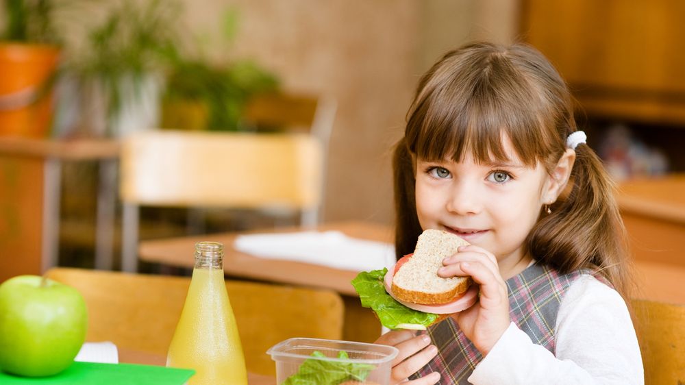 Koniec ze śmieciowym jedzeniem w polskich szkołach