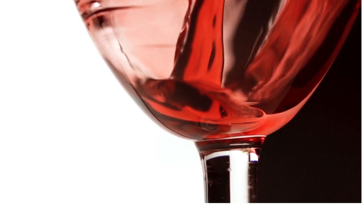 lampka czerwonego wina, pomoże w walce z wieczornym podjadaniem i otyłością. Tak wskazują nowe badania naukowe. 