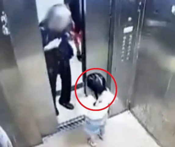 2-latka przypadkiem została uwięziona w windzie. To ostatni raz, kiedy dziewczynkę widziano żywą