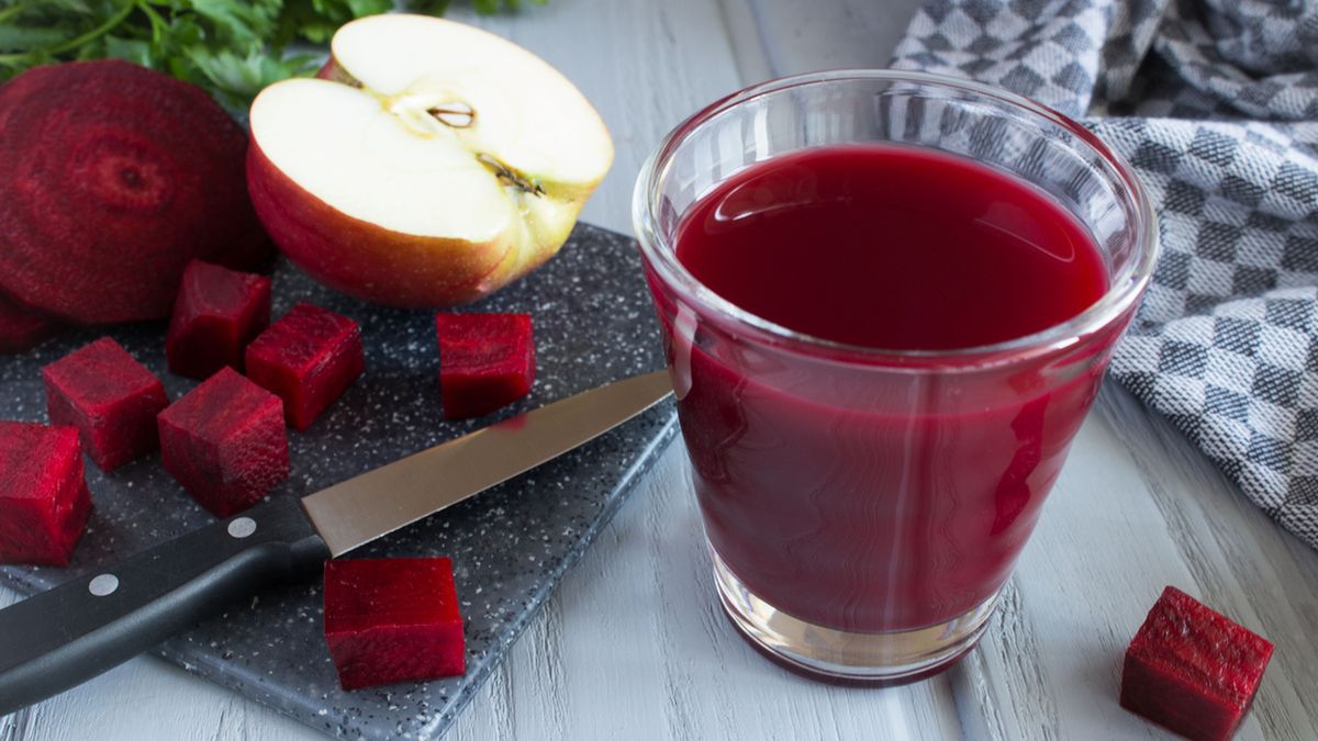 Dla kogo polecany jest sok z buraka? Powinny spożywać go kobiety w ciąży oraz osoby chore na anemię.