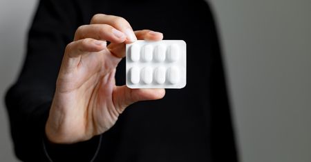 W wielu krajach zakazana, w Polsce dostępna bez recepty. Może prowadzić do zaburzeń pracy serca