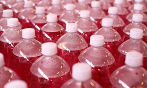 Dewastuje wątrobę i zwiększa ryzyko NAFLD. Znajdziesz w słodzonych napojach