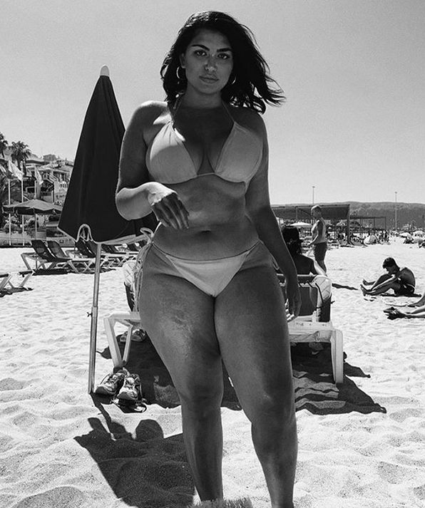 Czeszka chętnie pozuje w bikini