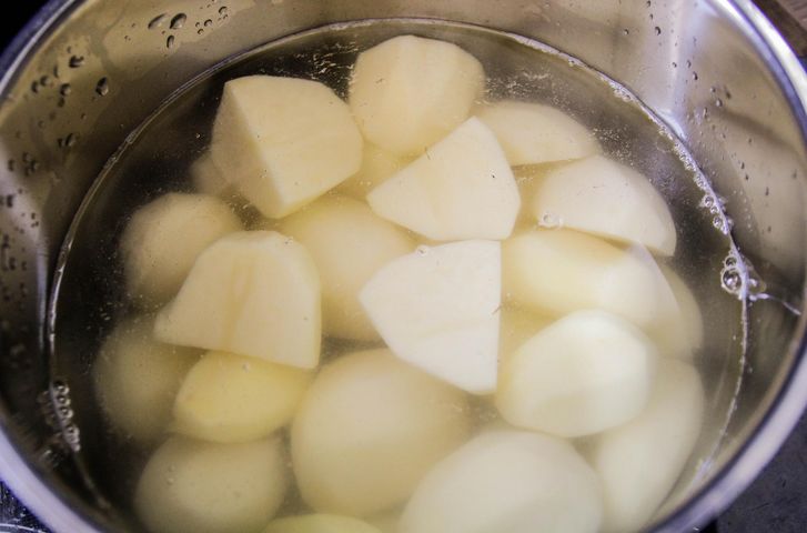 Wystarczy je po ugotowaniu schłodzić, a indeks glikemiczny i kaloryczność ziemniaków będą niższe
