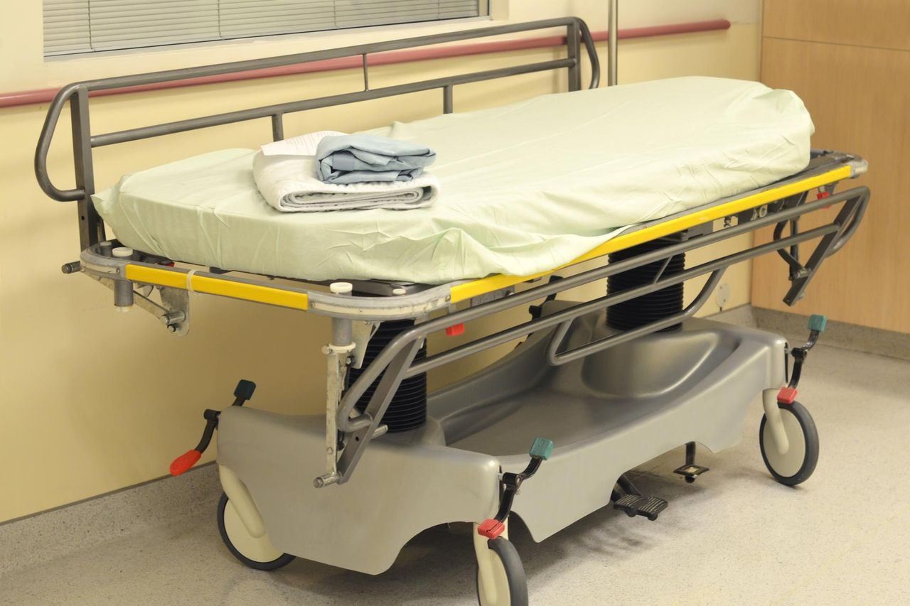 Lekarz, który zarabia 2,8 tys. zł za godzinę, dostanie podwyżkę? Patologia w szpitalu