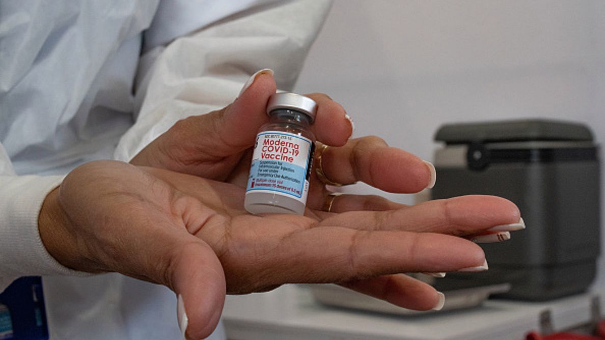 Kolejny kraj zawiesza podawanie szczepionki Moderna mężczyznom i chłopcom. Czy jest czego się obawiać?