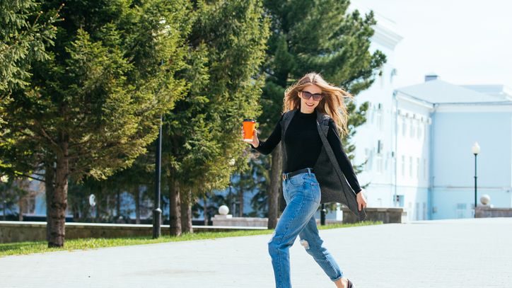 Mom jeans to fason spodni, który był niezwykle popularny w latach 80. i 90.