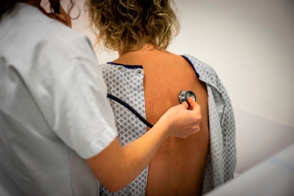 Ból pleców może być jednym z objawów COVID