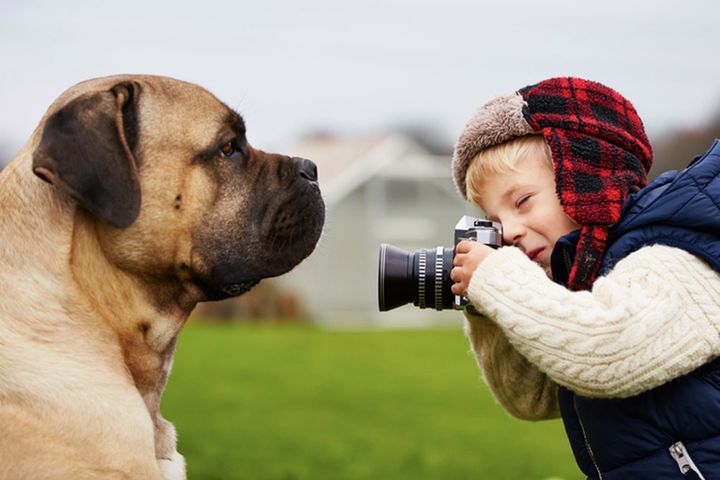 Dziecko zachwycone aparatem cyfrowym będzie szukało idealnych modeli do doskonalenia umiejętności fotograficznych