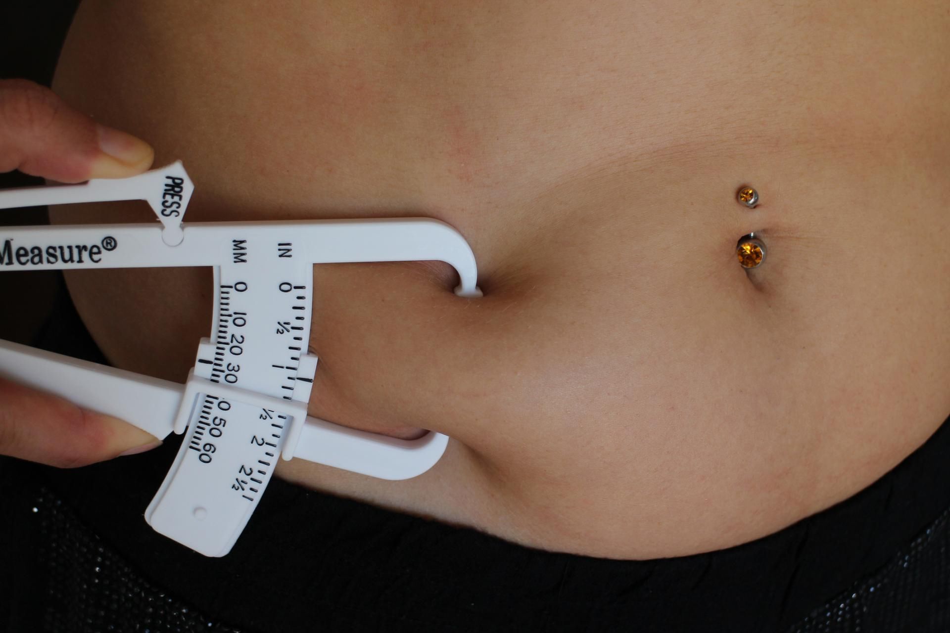 Nadmiar tkanki tłuszczowej w okolicy brzucha może być objawem insulinooporności