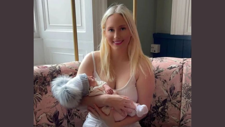 Ma zaledwie 34 lata, a już została babcią. Twierdzi, że ma to całą masę zalet