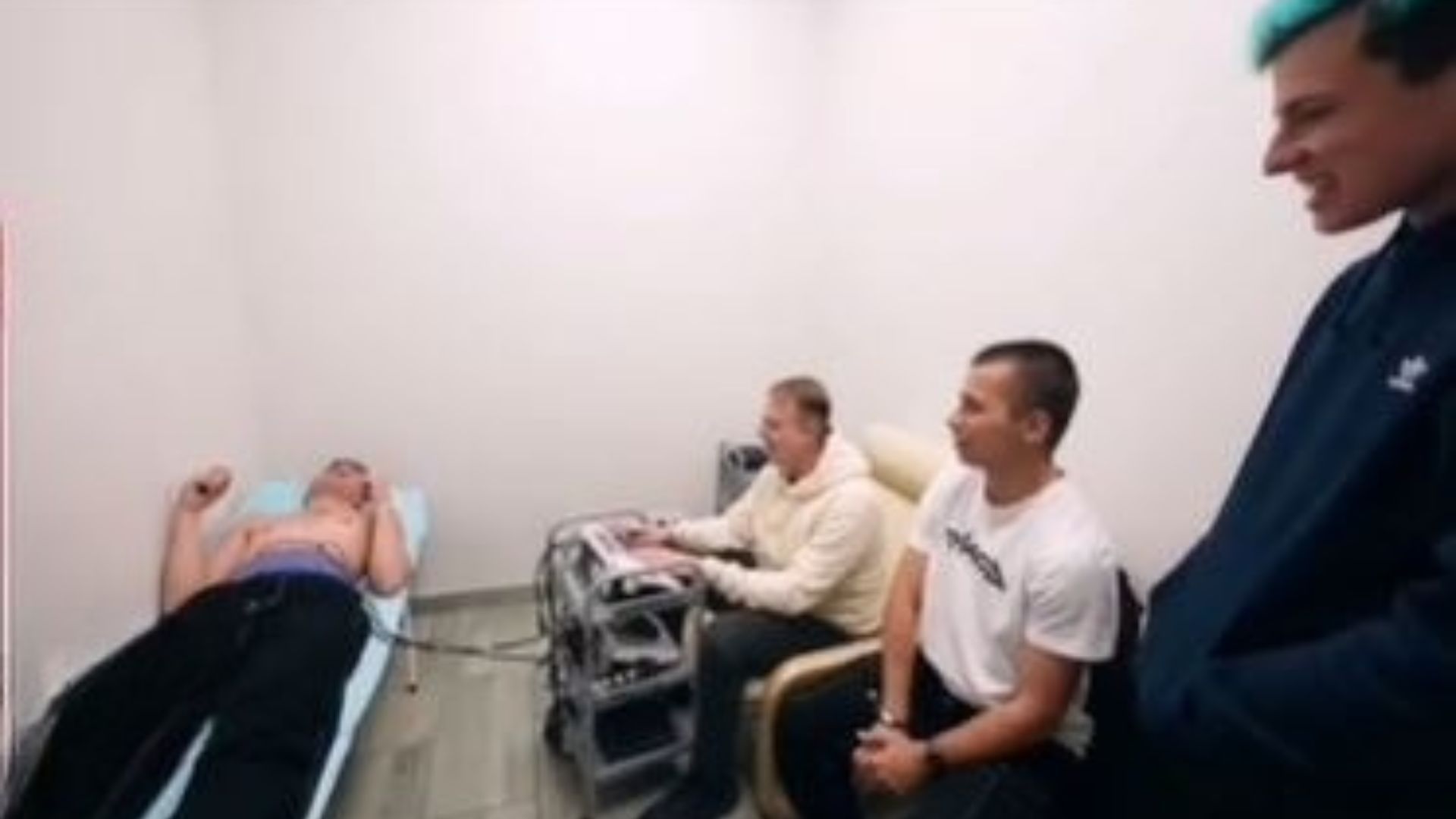 Bartek Kubicki na symulatorze porodu 