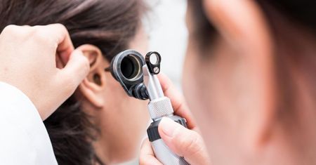 Otoskop - do czego służy i jak go używać? Otoskop profesjonalny i domowy