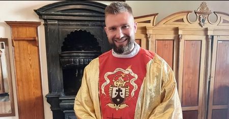Pokazał ministrantów po kolędzie. Nagranie polskiego księdza obiegło internet