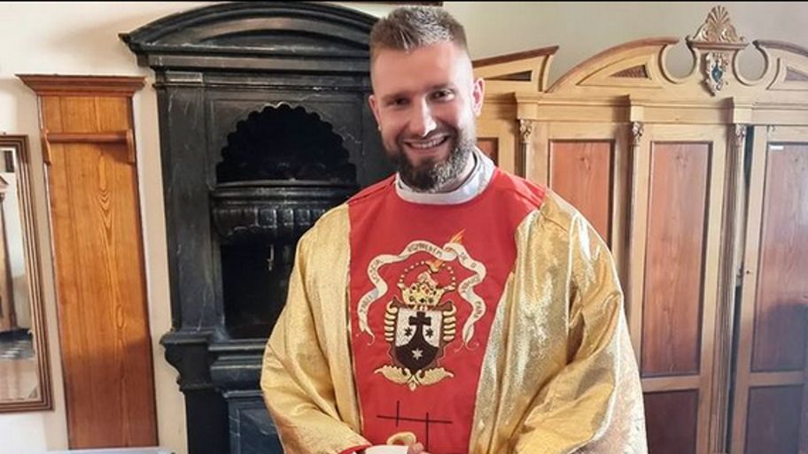 Ksiądz pokazuje ministrantów "po kolędzie"